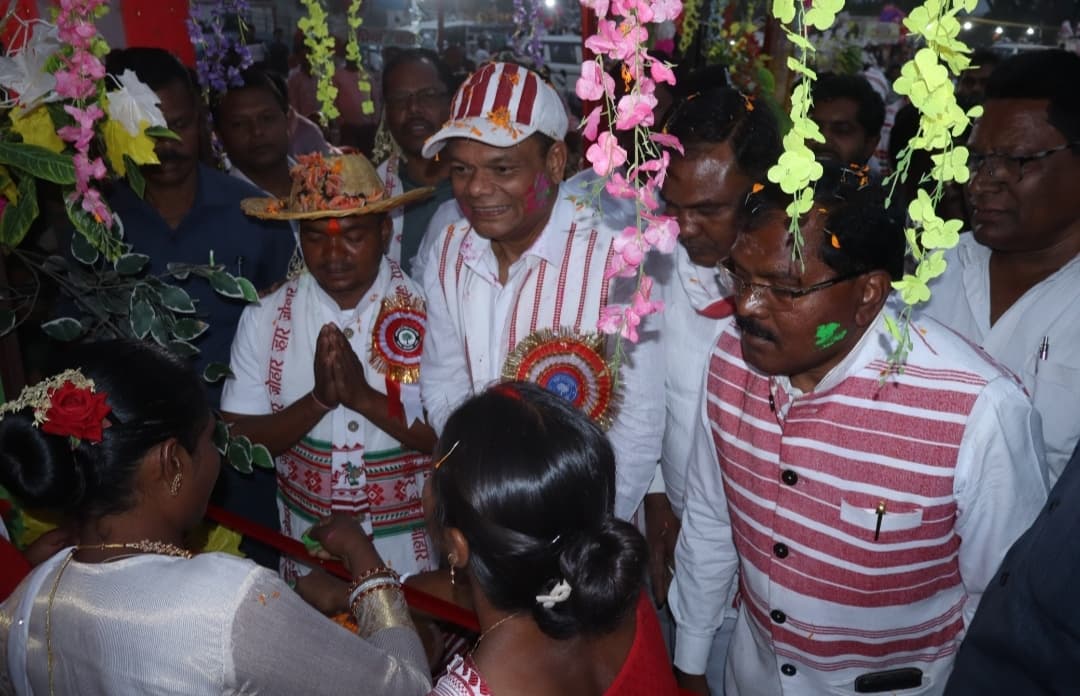 Ranchi News : संस्कृति बचानी है तो मांदर-नगाड़ा पर नृत्य करें, डीजे पर नहीं : चमरा लिंडा