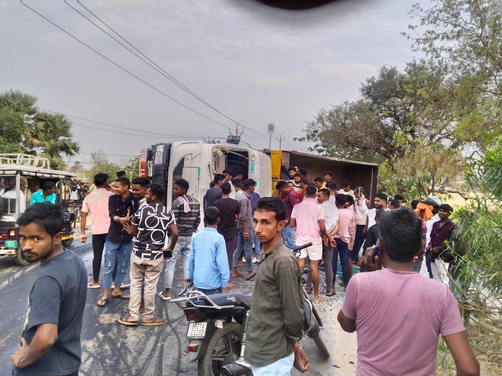 गिट्टी लदा हाइवा मंझौली में सड़क किनारे पलटा, बाल-बाल बचा बाइक सवार