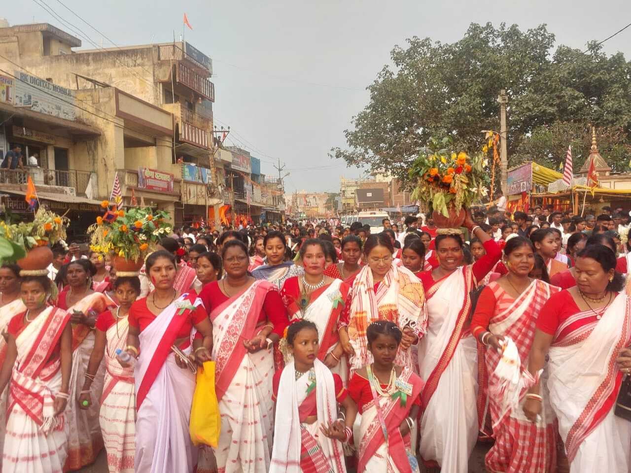 सरहुल शोभायात्रा में मांदर की थाप पर थिरकीं मंत्री