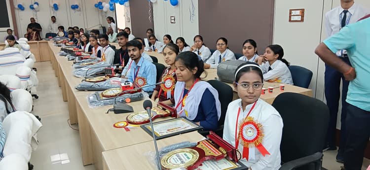मेधावी के लिए कोई भी लक्ष्य नामुमकिन नहीं : डीएम