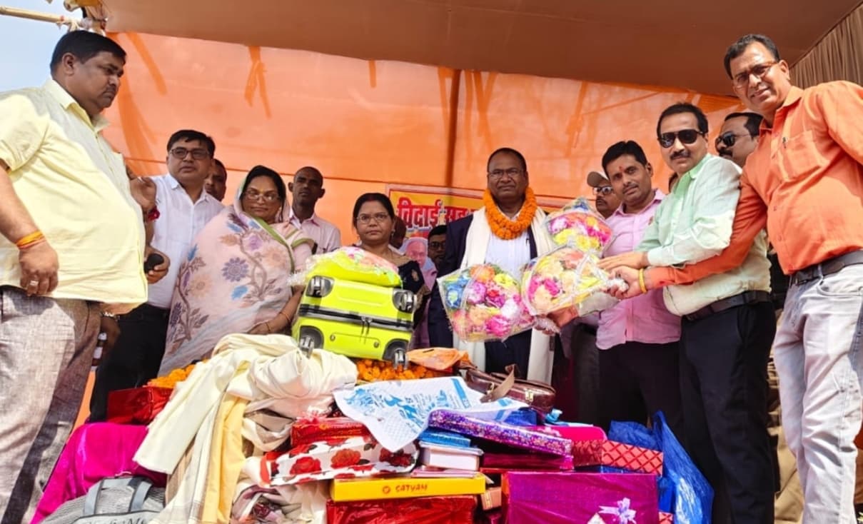 सेवानिवृत्ति पर बीईओ को दी गयी विदाई