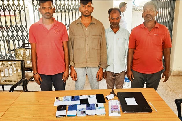 अस्थावां से चार साइबर ठग गिरफ्तार