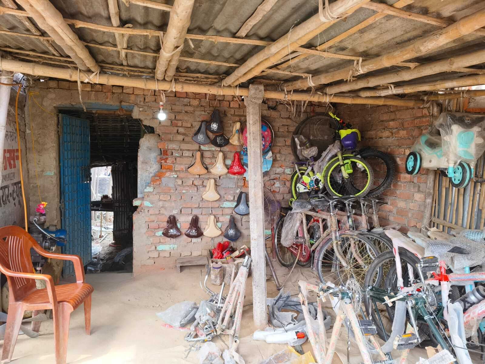 बलवाहाट में हथियार के बल पर दुकान में की तोड़फोड़ व लूटपाट, मामला दर्ज