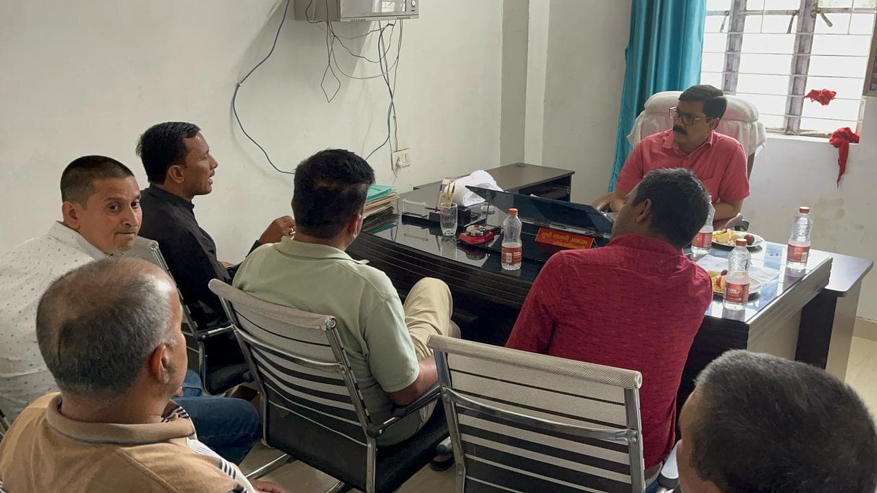 Motihari news:अंचल कार्यालय का एडीएम ने किया औचक निरीक्षण