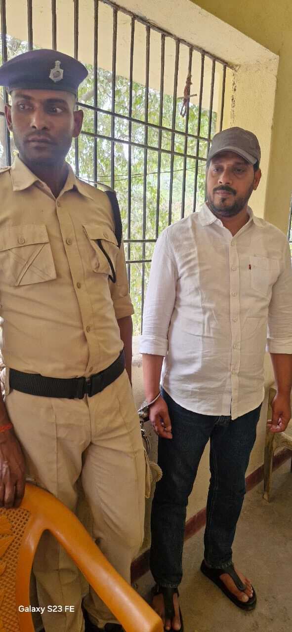 Motihari news : हत्याकांड का आरोपी मुखिया ने कोर्ट में किया सरेंडर