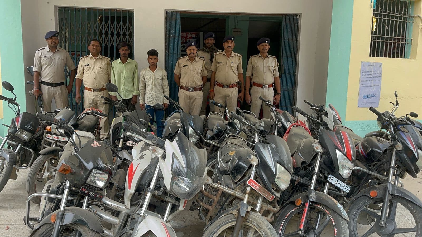 Motihari news : चोरी की एक दर्जन बाइक के साथ दो युवक गिरफ्तार