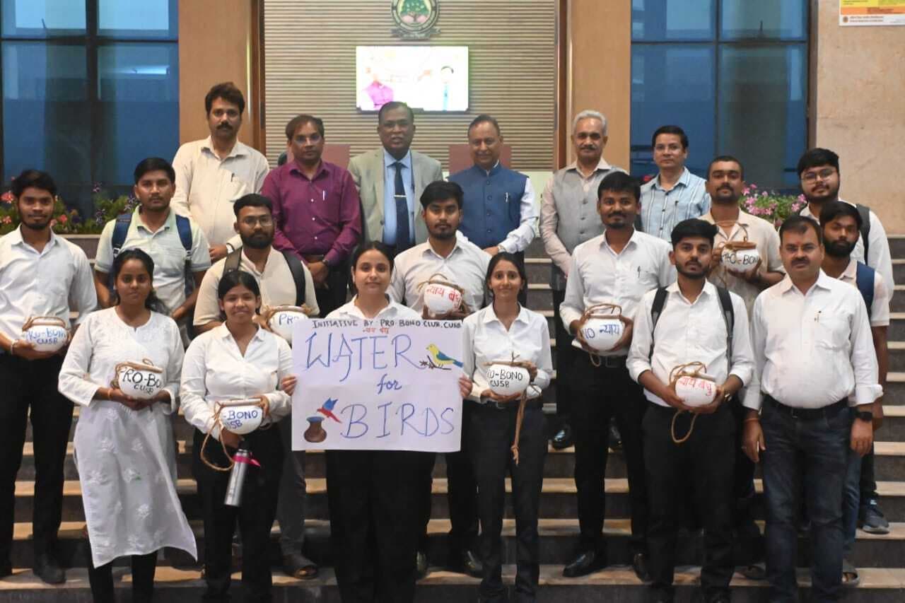 Gaya New : पक्षियों के लिए पेड़ों पर लगाये गये पानी भरे मटके