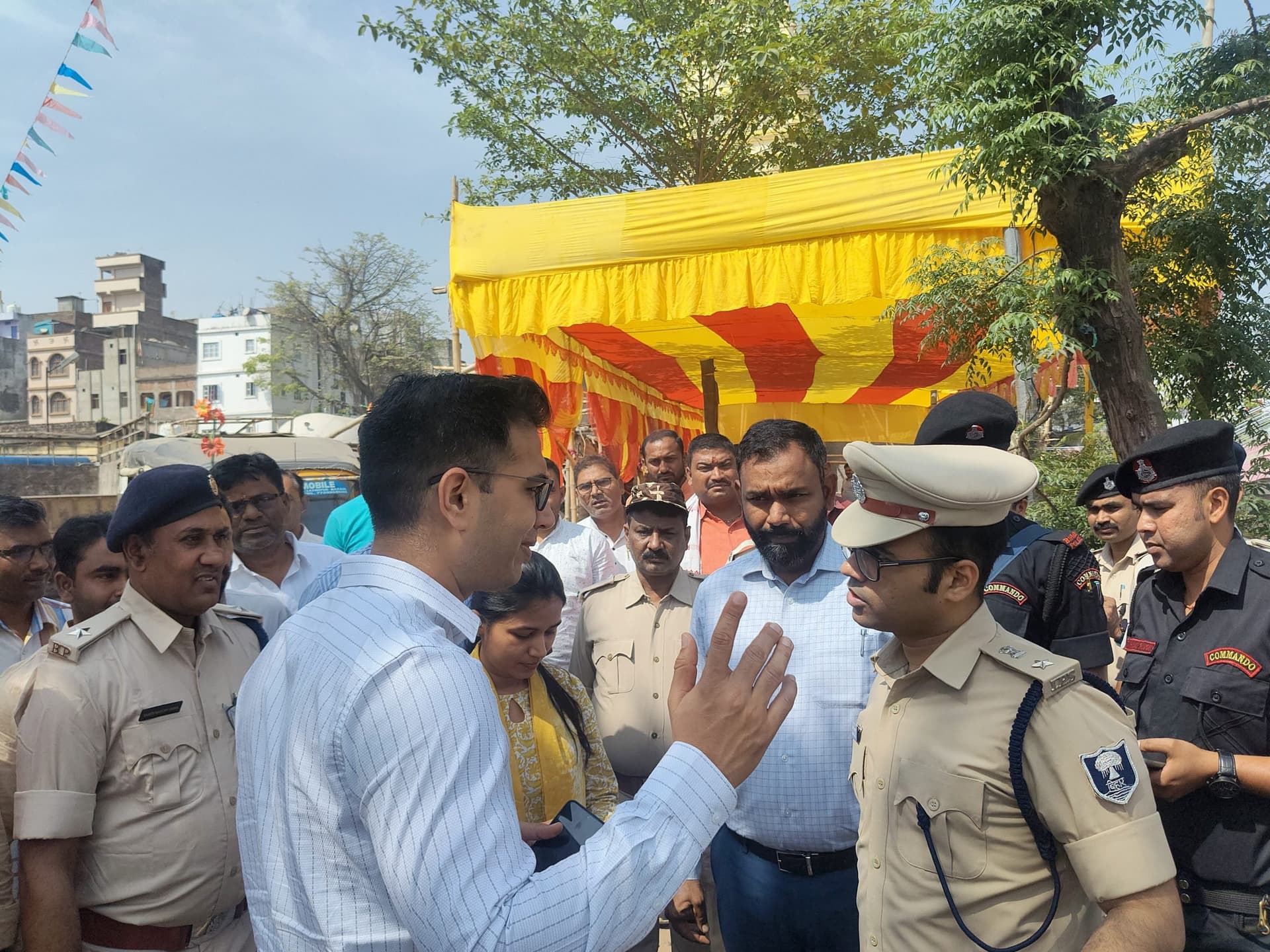 Motihari news :रामनवमी को लेकर विधि व्यवस्था की समीक्षा के लिए रक्सौल पहुंचे डीएम-एसपी