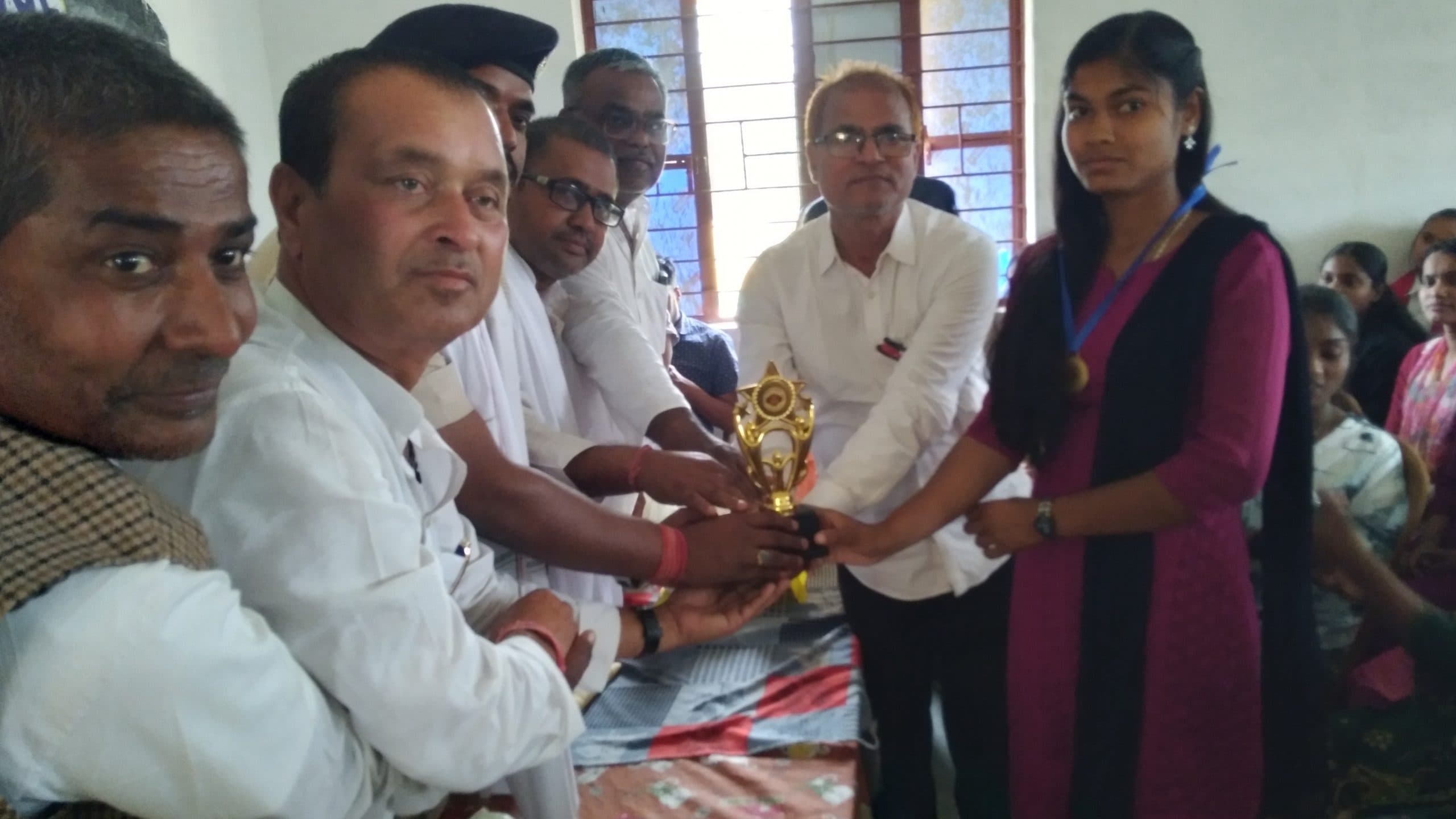 Madhubani News : सफल छात्रों को मेडल व प्रशस्तिपत्र देकर किया सम्मानित