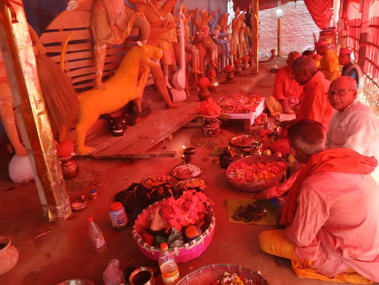 Madhubani News : माता दुर्गा के दर्शन व पूजन के लिए भक्तों की उमड़ी भीड़