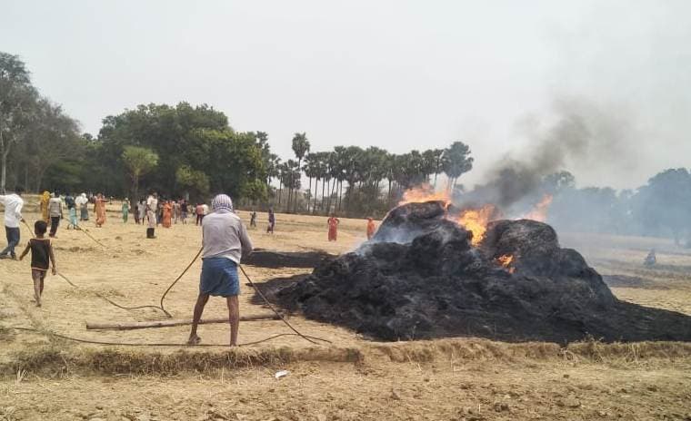 Aurangabad News : खलिहान में आग लगने से पुआल जला