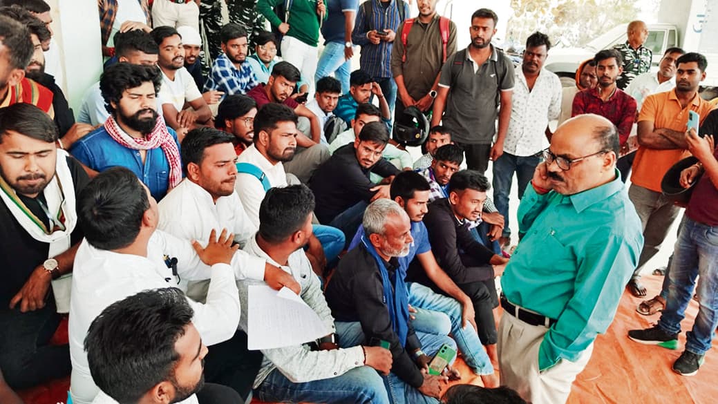 Chhapra News : छात्रों ने जयप्रकाश विश्वविद्यालय के गेट में ताला जड़कर किया विरोध-प्रदर्शन