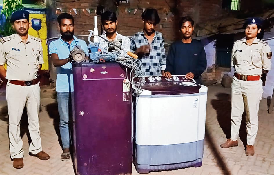 चोरी के सामान के साथ पांच गिरफ्तार, भेजा जेल