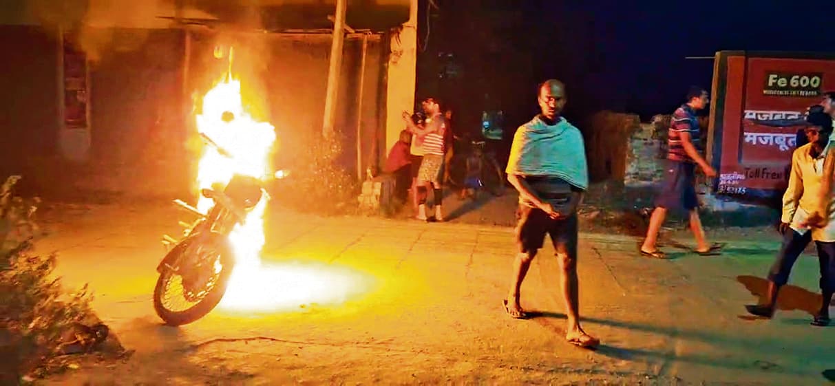 पांच लाख रुपये रंगदारी नहीं देने पर हथियार से लैस बदमाशों ने बाइक में लगायी आग, घटना के बाद इलाके में दहशत