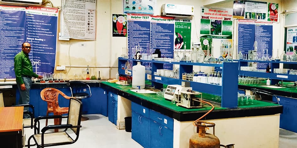 Buxar News : पिछले वित्तीय वर्ष की अपेक्षा इस वित्तीय वर्ष कम होगी मिट्टी की जांच