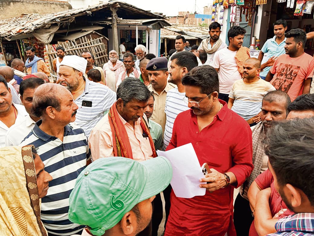 जन-समस्याओं से रू-ब-रू हुए मटिहानी विधायक, समाधान का दिया भरोसा