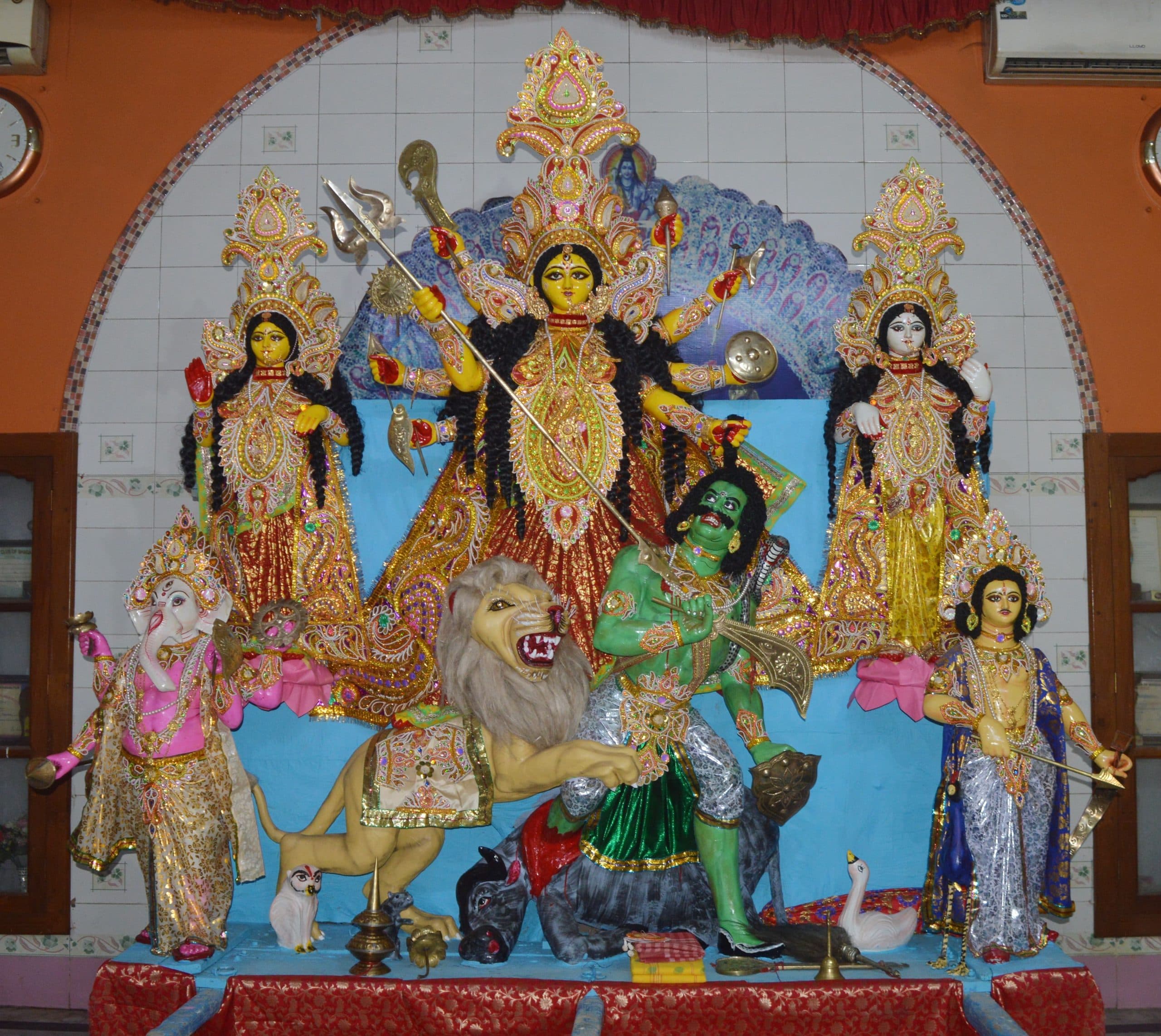 Bhagalpur News: वेदी पर स्थापित हुई मां दुर्गा की प्रतिमा, दर्शन को आने लगे श्रद्धालु