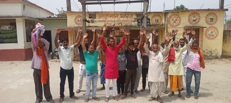 Madhubani News : ग्रामीणों ने ट्रांसफार्मर लगाने व हाई टेंशन तार हटाने की मांग कर किया प्रदर्शन