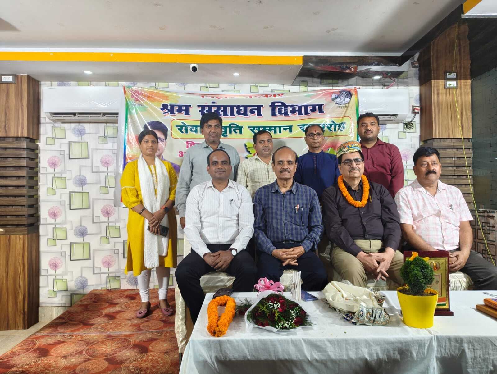 Madhubani News : सेवानिवृत्त पर श्रम अधीक्षक को दी विदाई