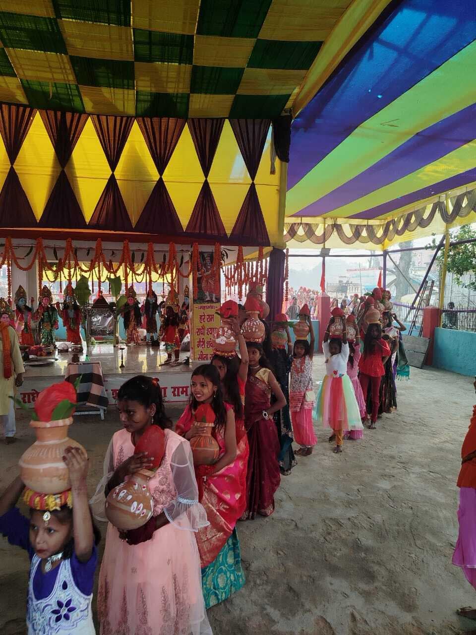 Madhubani News : नवाह संकीर्तन के लिए निकाली शोभायात्रा