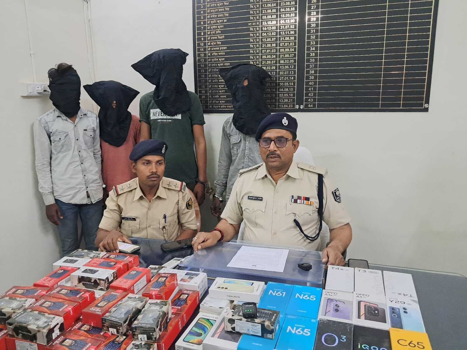 Crime news from Samastipur:चोरी के मोबाइल के साथ चार शातिर रंगेहाथ गिरफ्तार