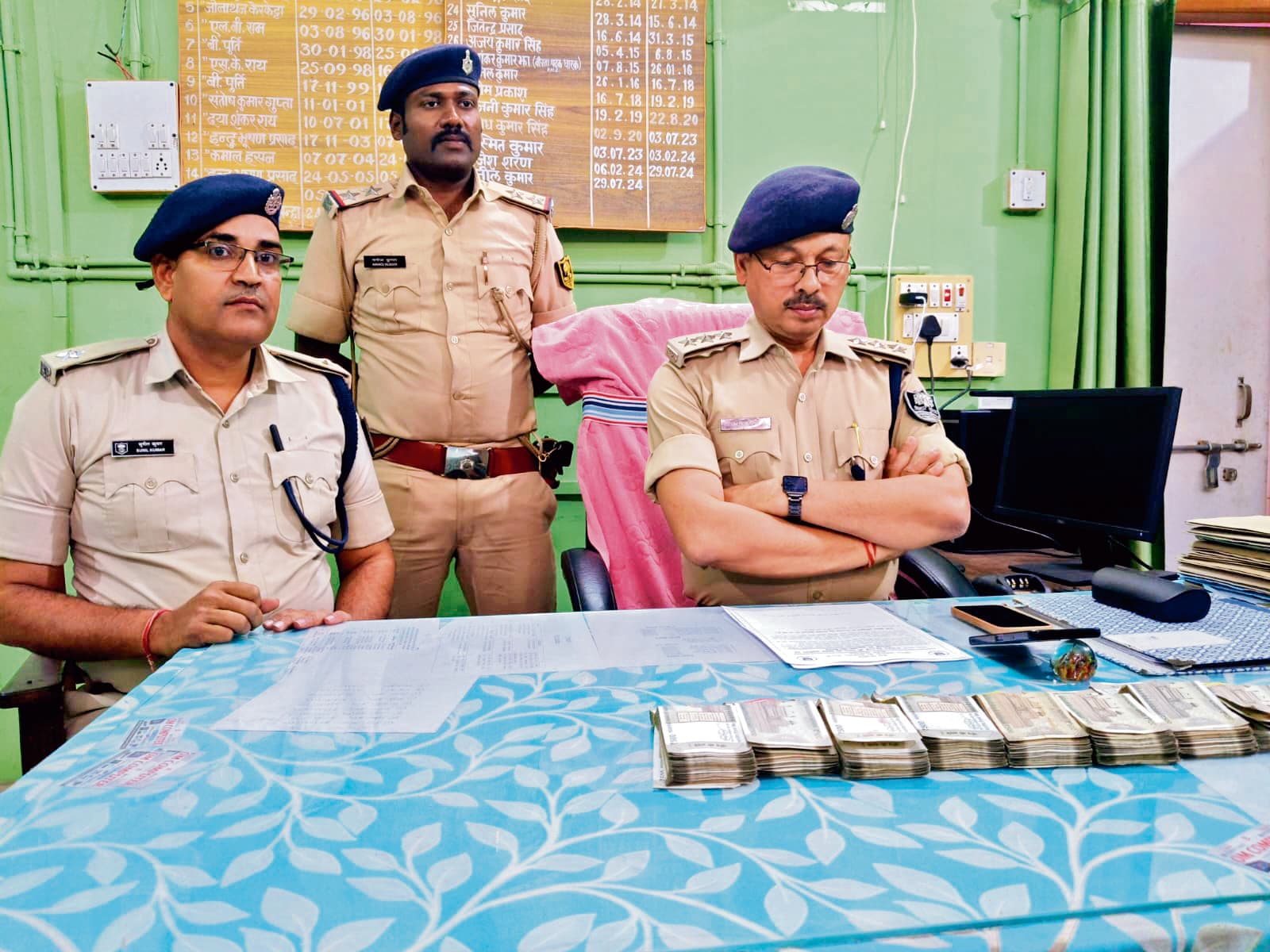 hajipur news. एटीएम संचालक के पुत्र से लूटे पांच लाख में से चार लाख रुपये बरामद