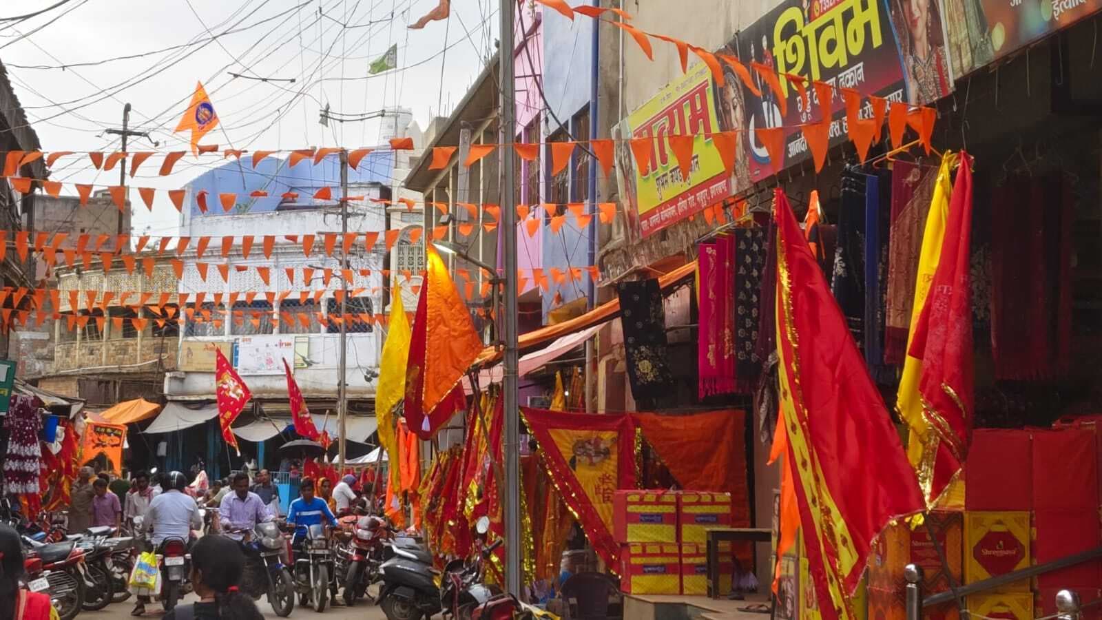 बाजार में महावीरी पताकाें से सजी दुकानें