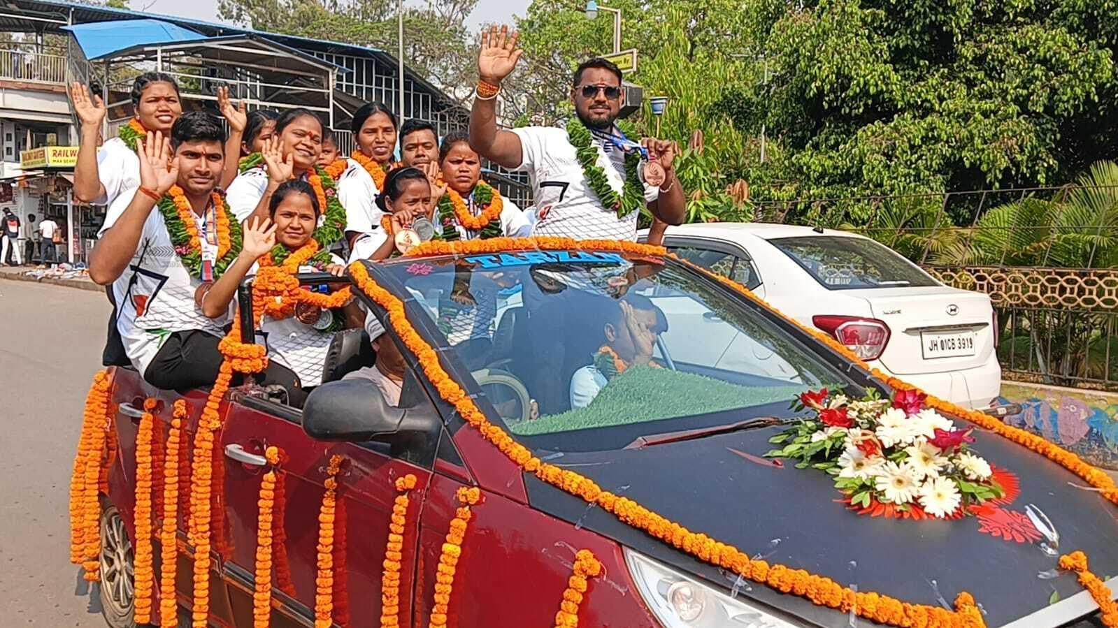 Sports : कंबोडिया से पदक जीत लौटे खिलाड़ियों का हुआ स्वागत