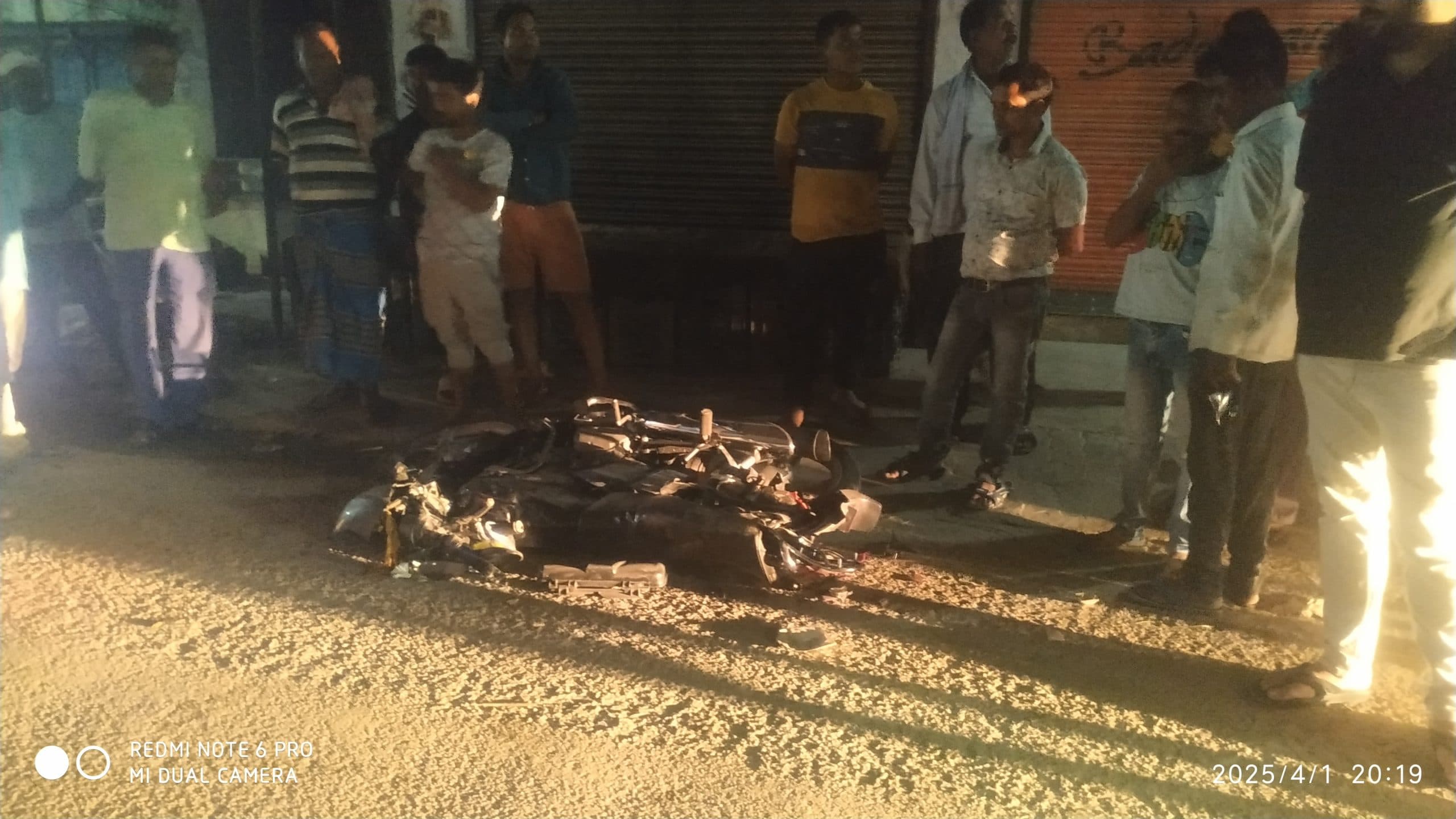 Giridih News: ट्रक चालक ने बाइक को धक्का मारा, बाइक मालिक ने रोका, तो ट्रक बैक करके बाइक को रौंदा