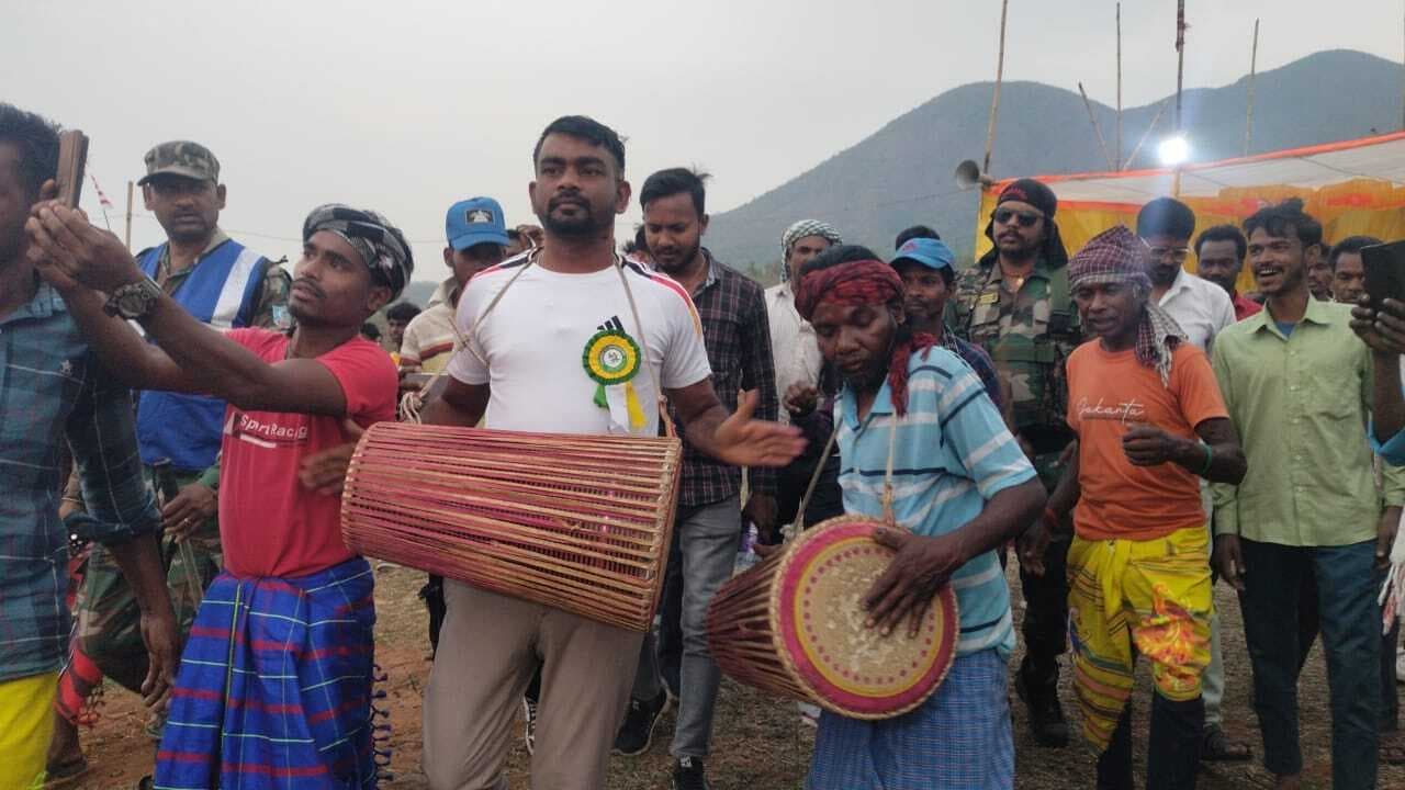 Giridih News: तुलसीटांड़ में सरहुल पूजा पर मांदर की थाप पर थिरके विधायक जयराम