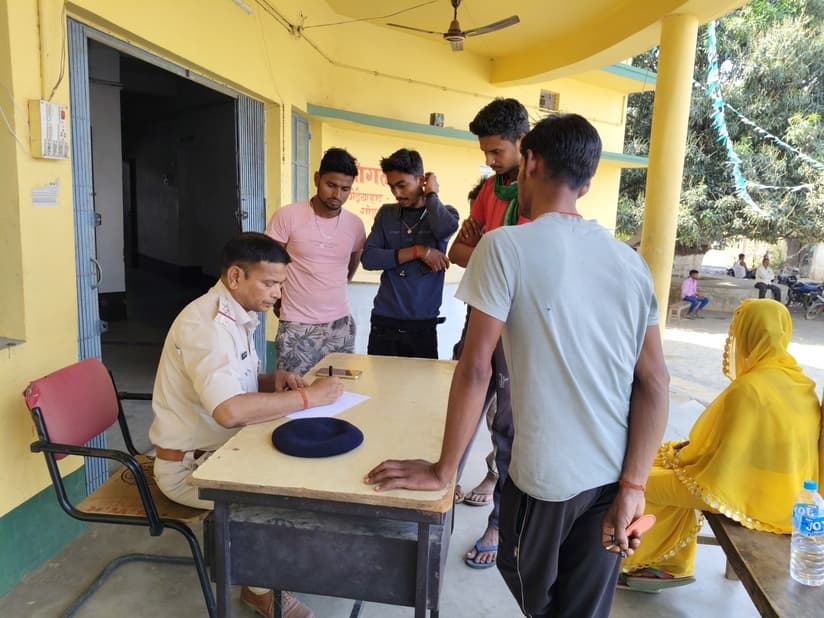 पोड़ैयाहाट में एक ही रात में तीन घरों में 65 हजार नकद समेत जेवरात की चोरी