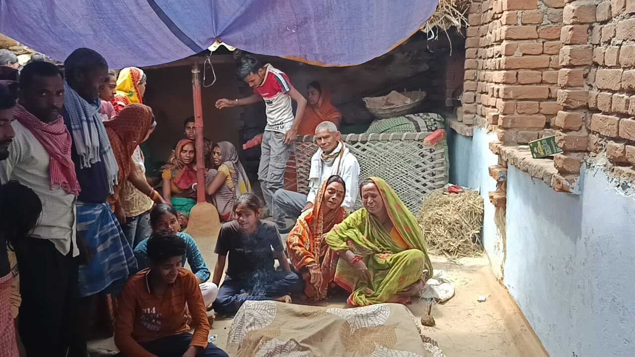 पोस्टमार्टम के बाद युवक का शव गांव पहुंचते ही परिजनों में मचा कोहराम