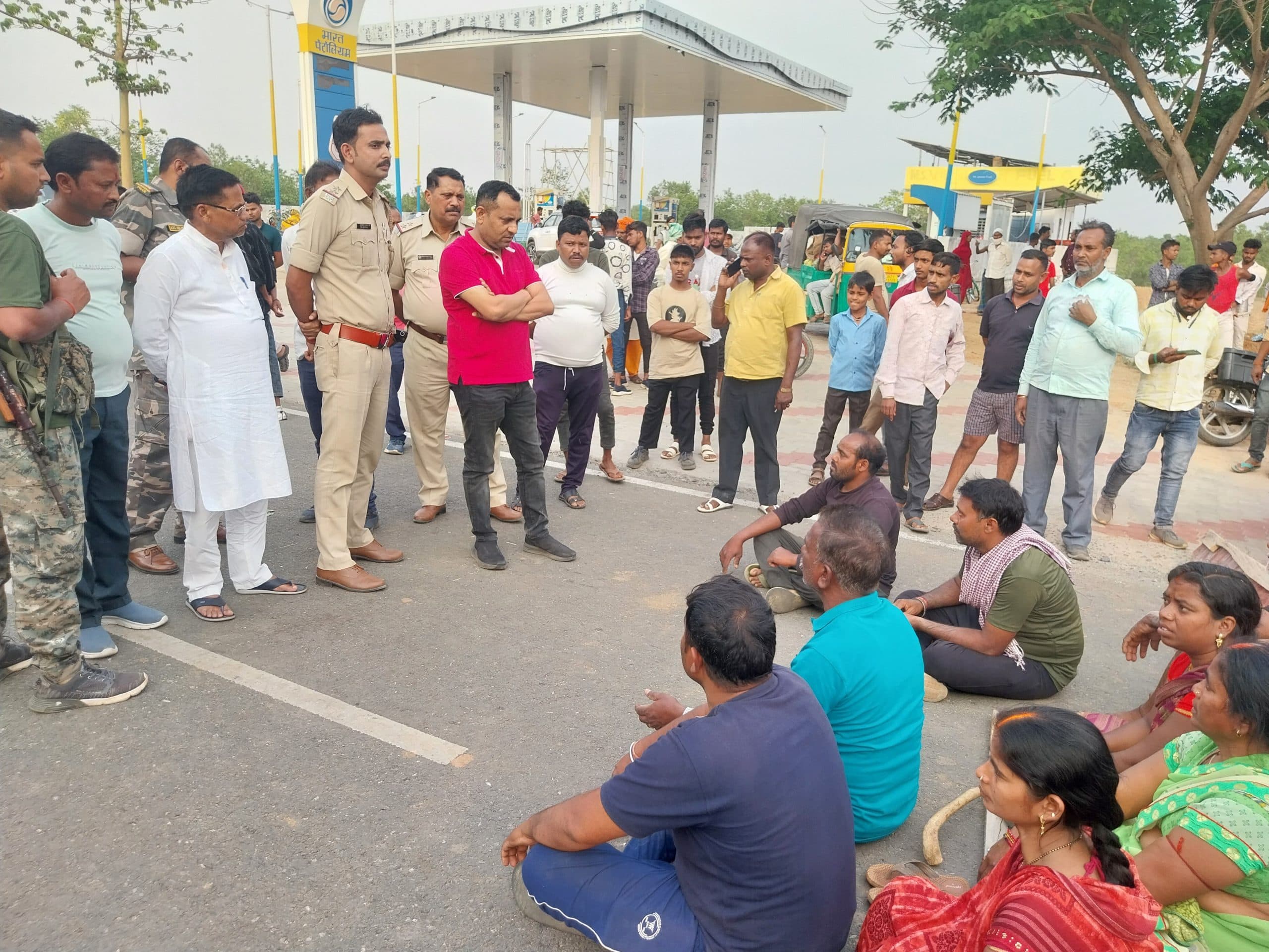 Giridih News: 60-70 हमलावरों ने घर बना रहे लोगों को पीटा, दीवार किया ध्वस्त