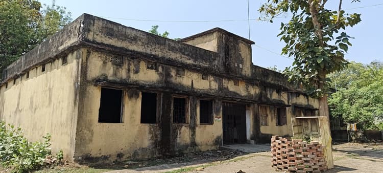 Saraikela News: टूटती छत, रिसती दीवारें बनीं खतरे की घंटी