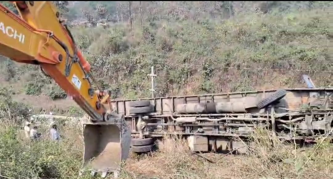 Saraikela News : अनियंत्रित ट्रक पलटा, पत्थर पर अटकने से रेलवे ट्रैक पर गिरने से बचा