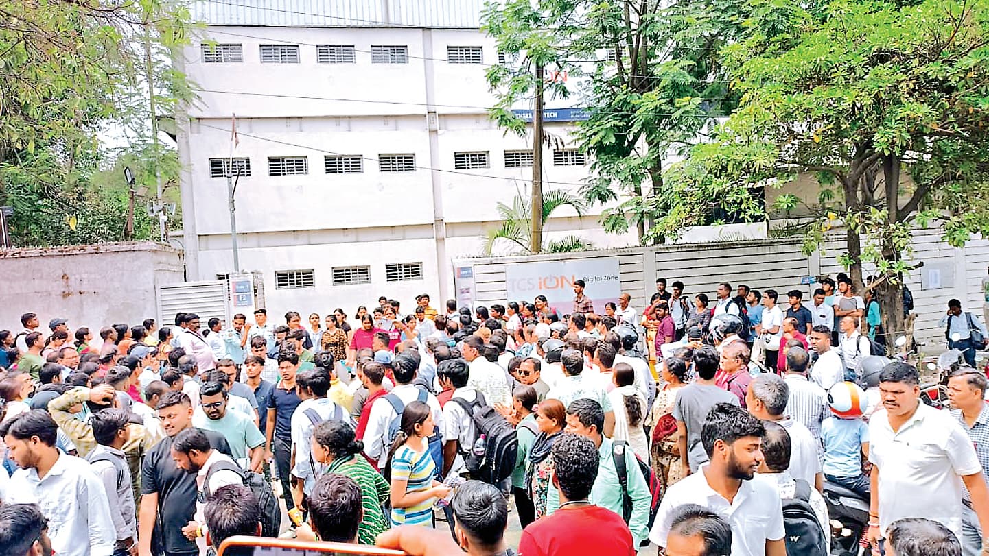 रांची में जेइइ मेन सेशन-2 की परीक्षा, छात्रों ने कहा : मैथ्स का पेपर कठिन लगा, जबकि फिजिक्स के कुछ सवाल ट्रिकी थे