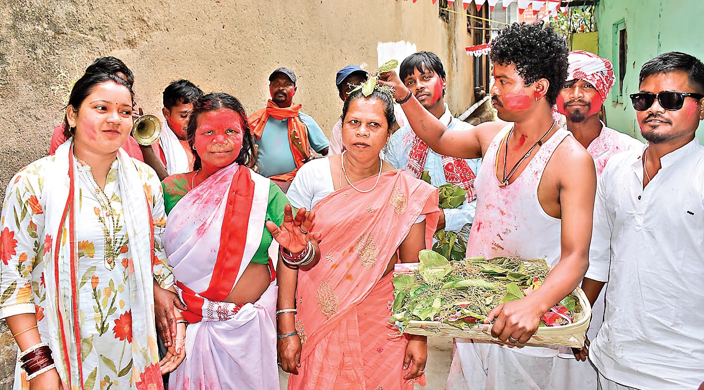 ranchi news : फूलखोंसी अनुष्ठान में पाहनों ने घर-घर सरई फूल लगा सुख-समृद्धि की कामना की