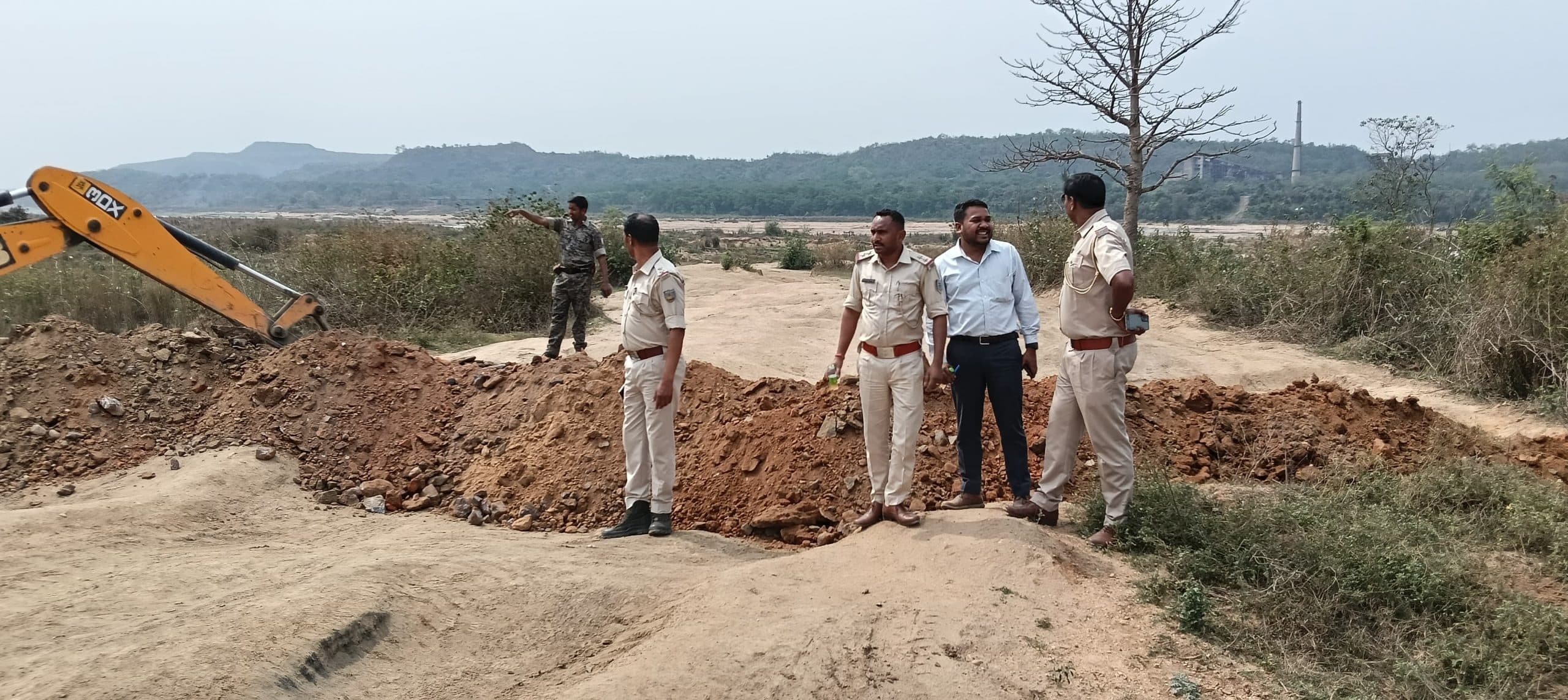 Bokaro News : ट्रैक्टर के जाने वाले मुख्य रास्ते को काट कर बनाया ड्रेन