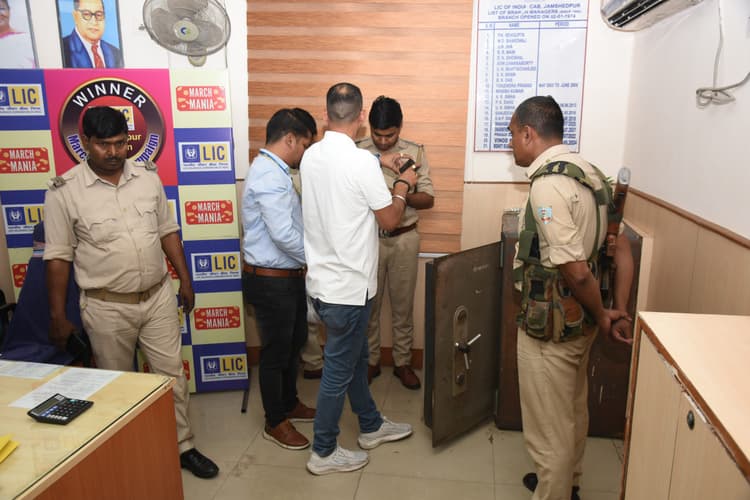 Jamshedpur News : बिष्टुपुर : एलआईसी की दो शाखा से 70 लाख रुपये नगद की चोरी, शक के घेरे में ये लोग