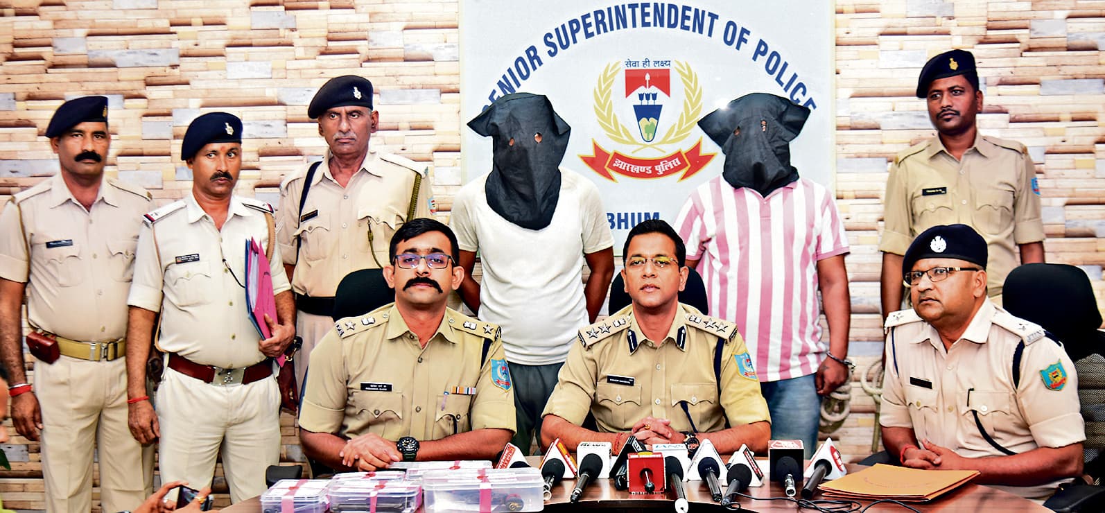 Jamshedpur News : जमीन कारोबारियों के लिए लोगों को धमकाने वाले दो युवक हथियार के साथ गिरफ्तार