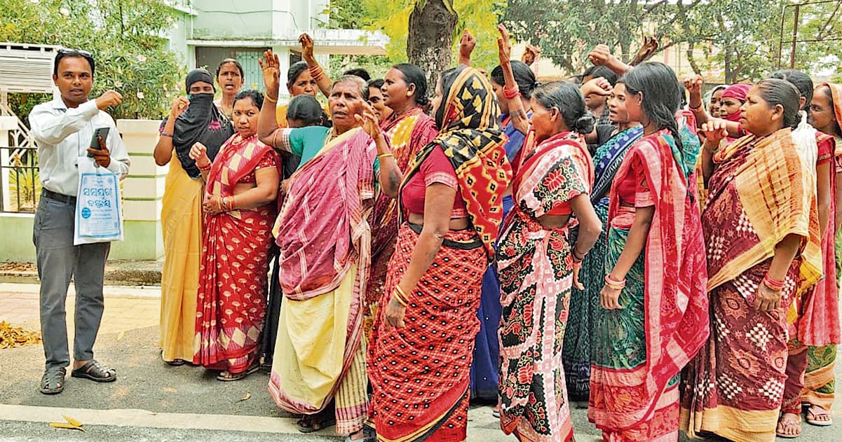 Rourkela News : बादीपाली की महिलाओं ने शराब की अवैध बिक्री के खिलाफ किया प्रदर्शन