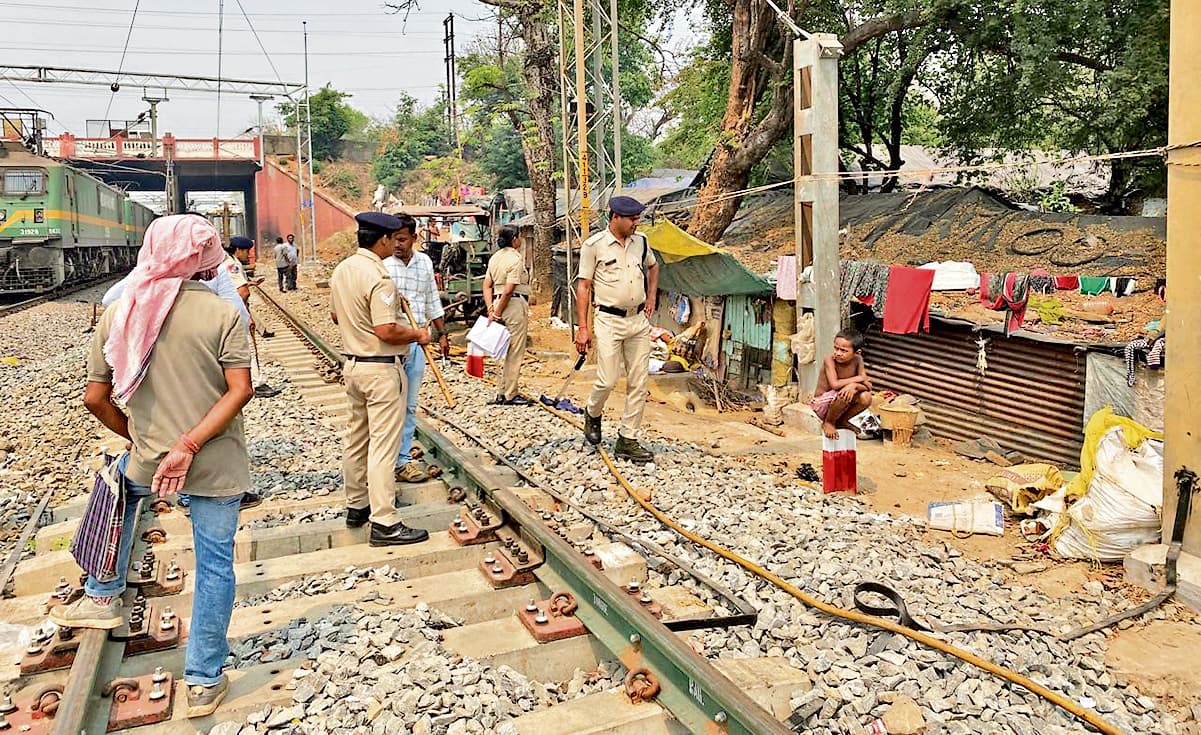 Rourkela News : रेलवे की जमीन से अतिक्रमण हटाने का फरमान, घर-घर जाकर दी जा रही नोटिस