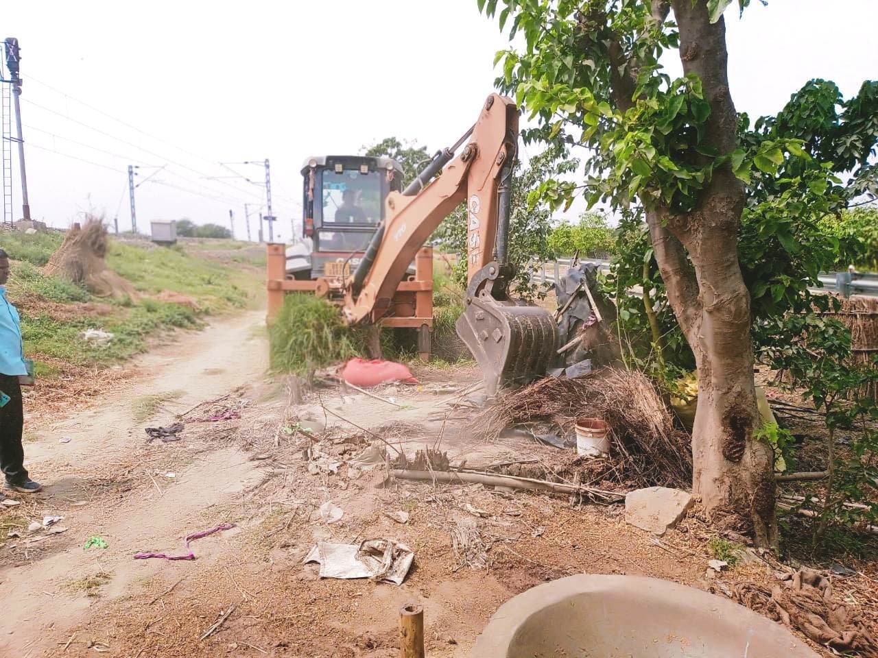 Bhagalpur news रेल पुलिस ने अतिक्रमण पर चलाया बुलडोजर