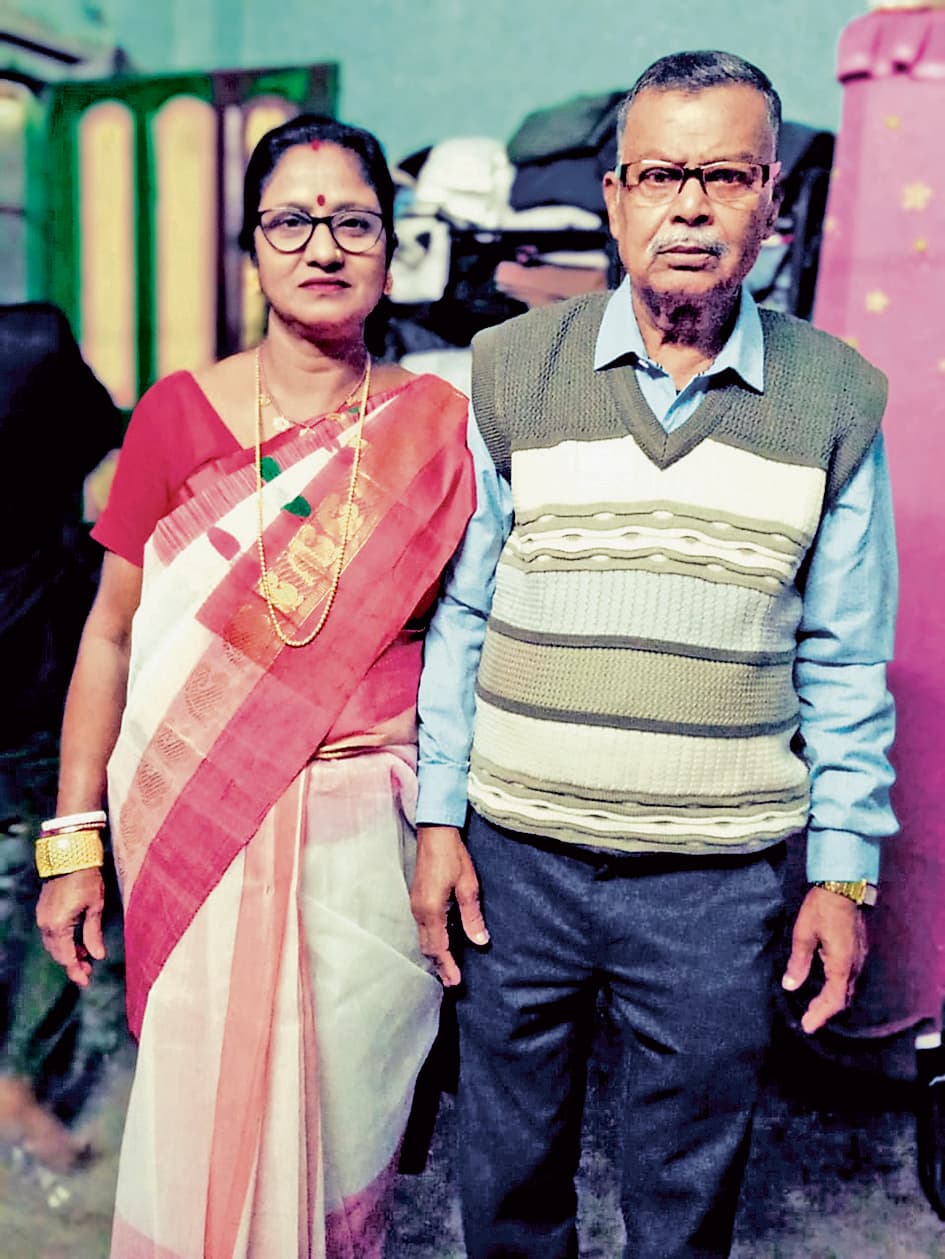 मुकुंदपुर में फंदे से लटका मिला बुजुर्ग दंपती, बेटे-बहू की प्रताड़ना से आजिज आकर खुदकुशी की बात आयी सामने