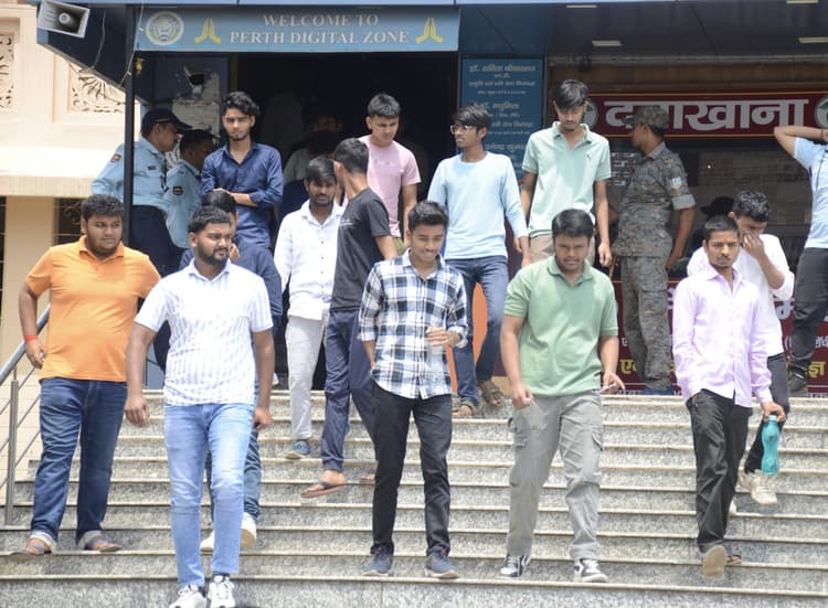 Dhanbad News: फिजिक्स के कठिन और मैथ के उलझाने वाले प्रश्नों ने छात्रों को किया परेशान