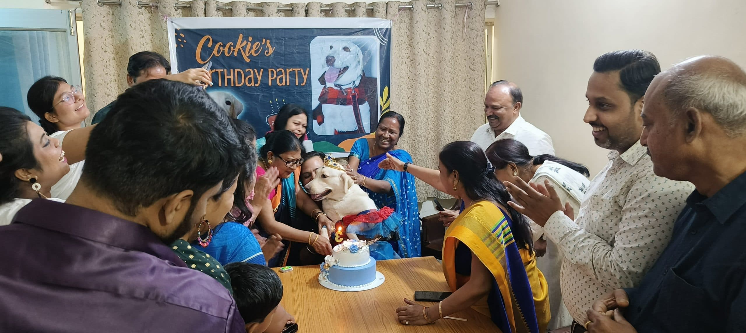 Dhanbad News: शिक्षिका ने धूमधाम से मनाया डॉगी का जन्मदिन