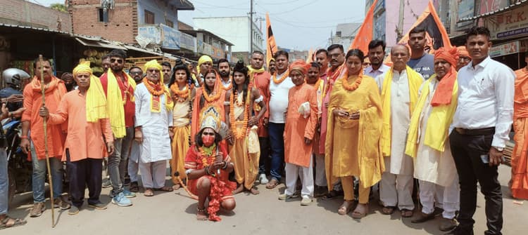 बड़कागांव में झांकी के साथ कलश यात्रा निकाली गयी
