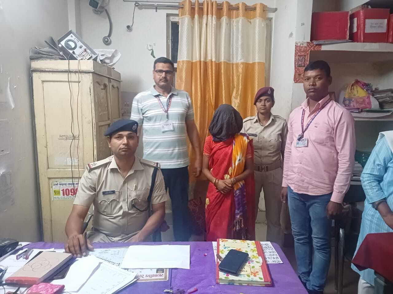 चोरी के गहने व मोबाइल के साथ  झारखंड की महिला गिरफ्तार