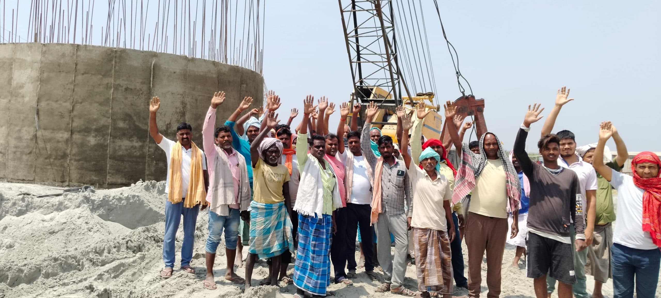पुल निर्माण में अनियमितता के विरोध में ग्रामीणों ने किया प्रदर्शन