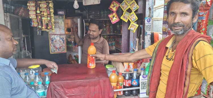 फलका बाजार के दृष्टिहीन मनोज पान दुकान चलाकर पाल रहे परिवार